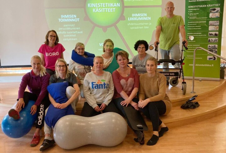 Kinestetiikan syventävän kurssin oppilaita ja kouluttaja ryhmäkuvassa.